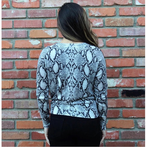 Olivaceous Snakeskin Print Tie Waist Sweater Size Medium - Picture 5 of 14